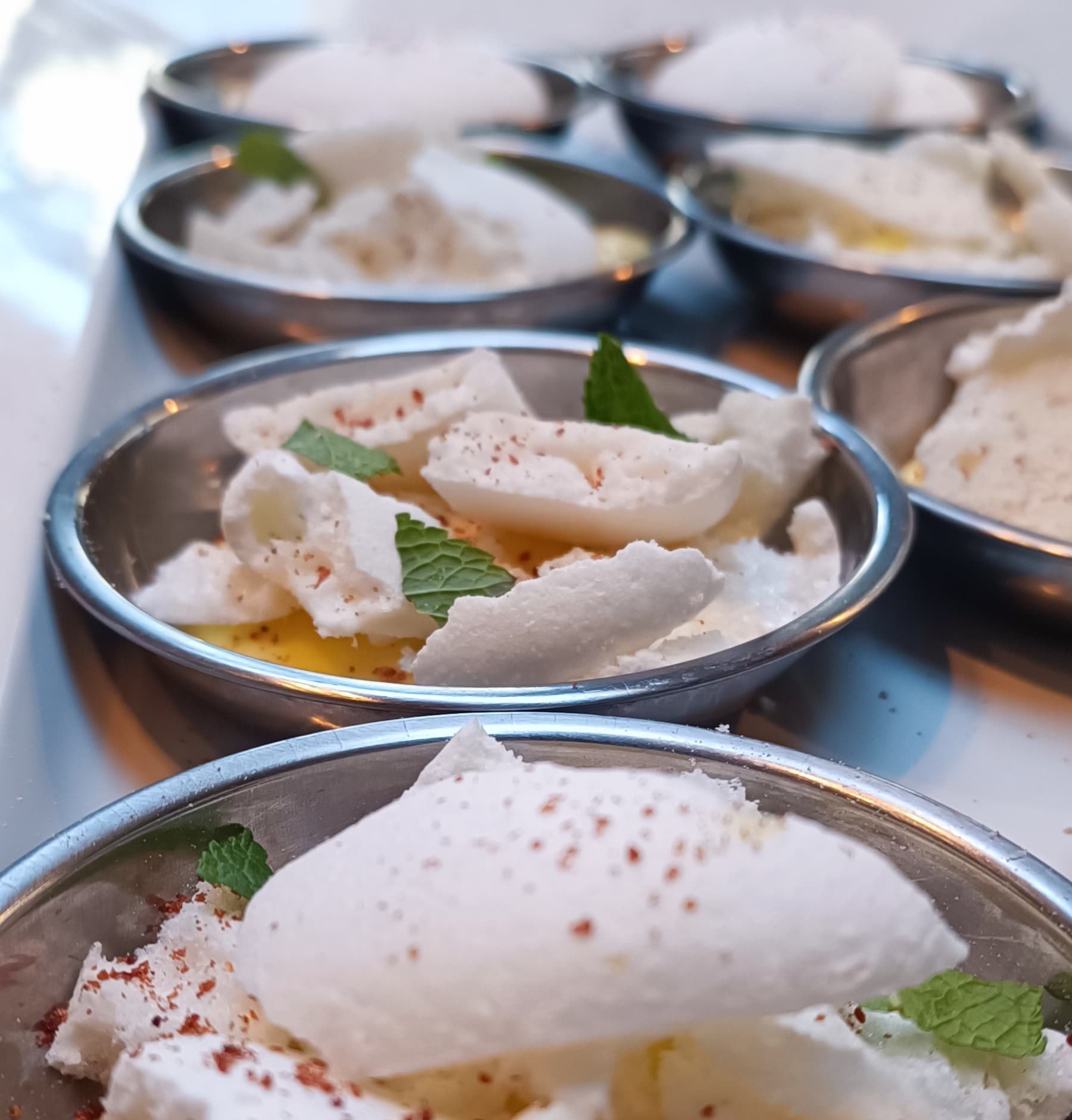 Meringhe di acqua faba con crema al limone e pepe di sischuan