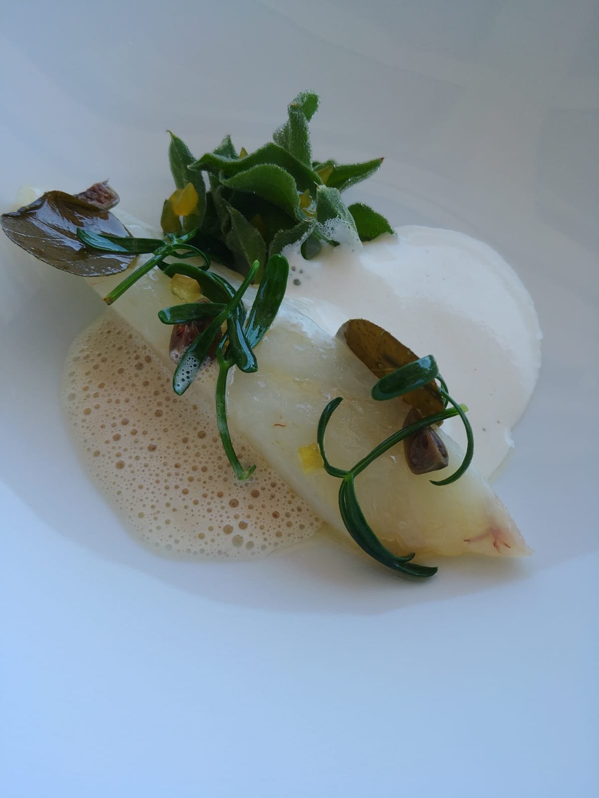 Asparago bianco su salsa cremosa, con spuma di mandorla ed erbe aromatiche