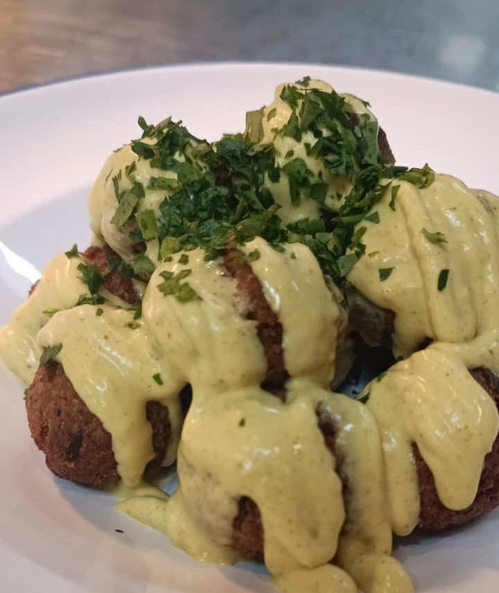 Polpette di lenticchie nappate con salsa cremosa al cocco e curry