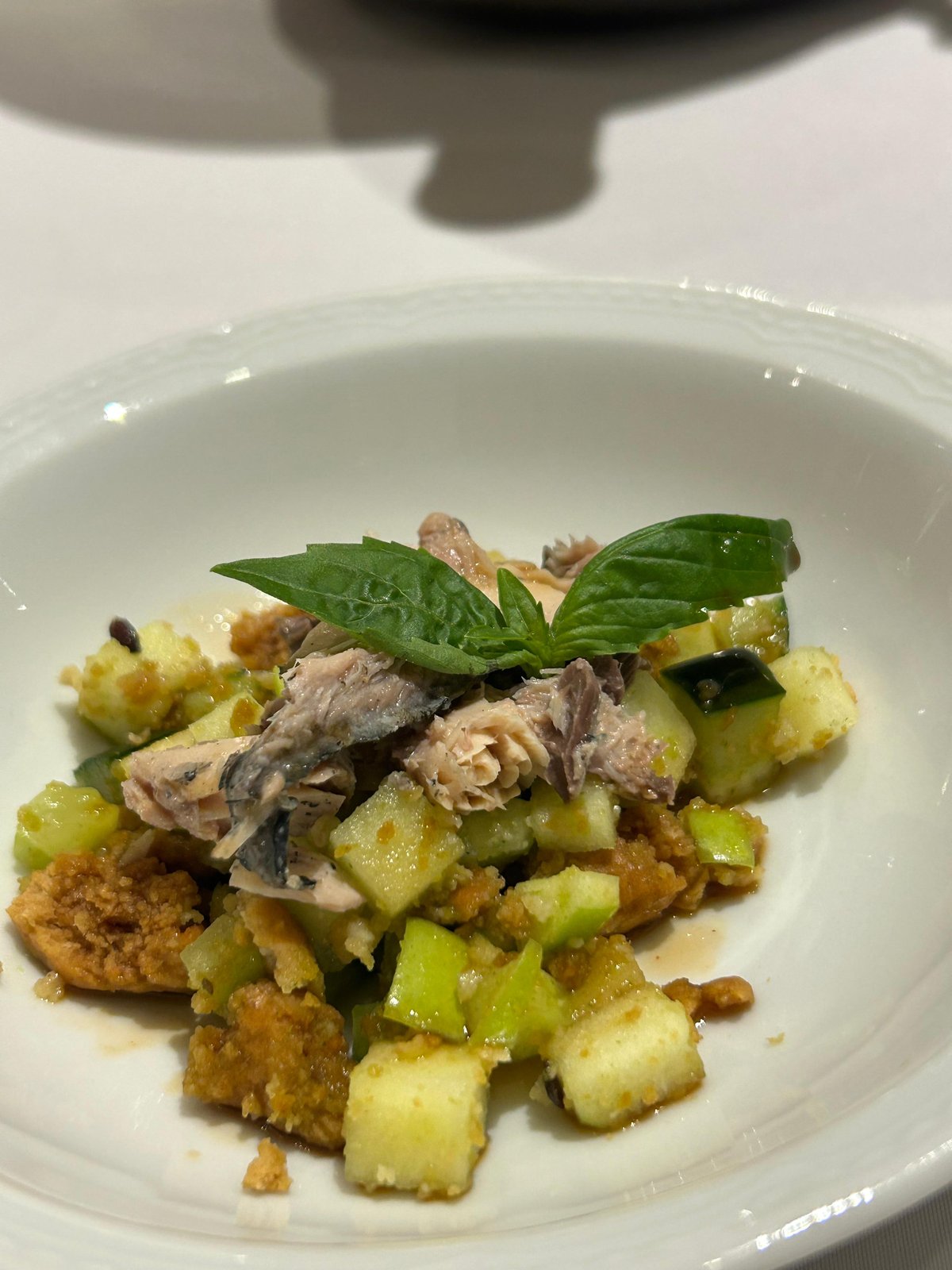 Tartare di sgombro con mela verde e cetriolo a cubetti, crumble ed erbe fresche