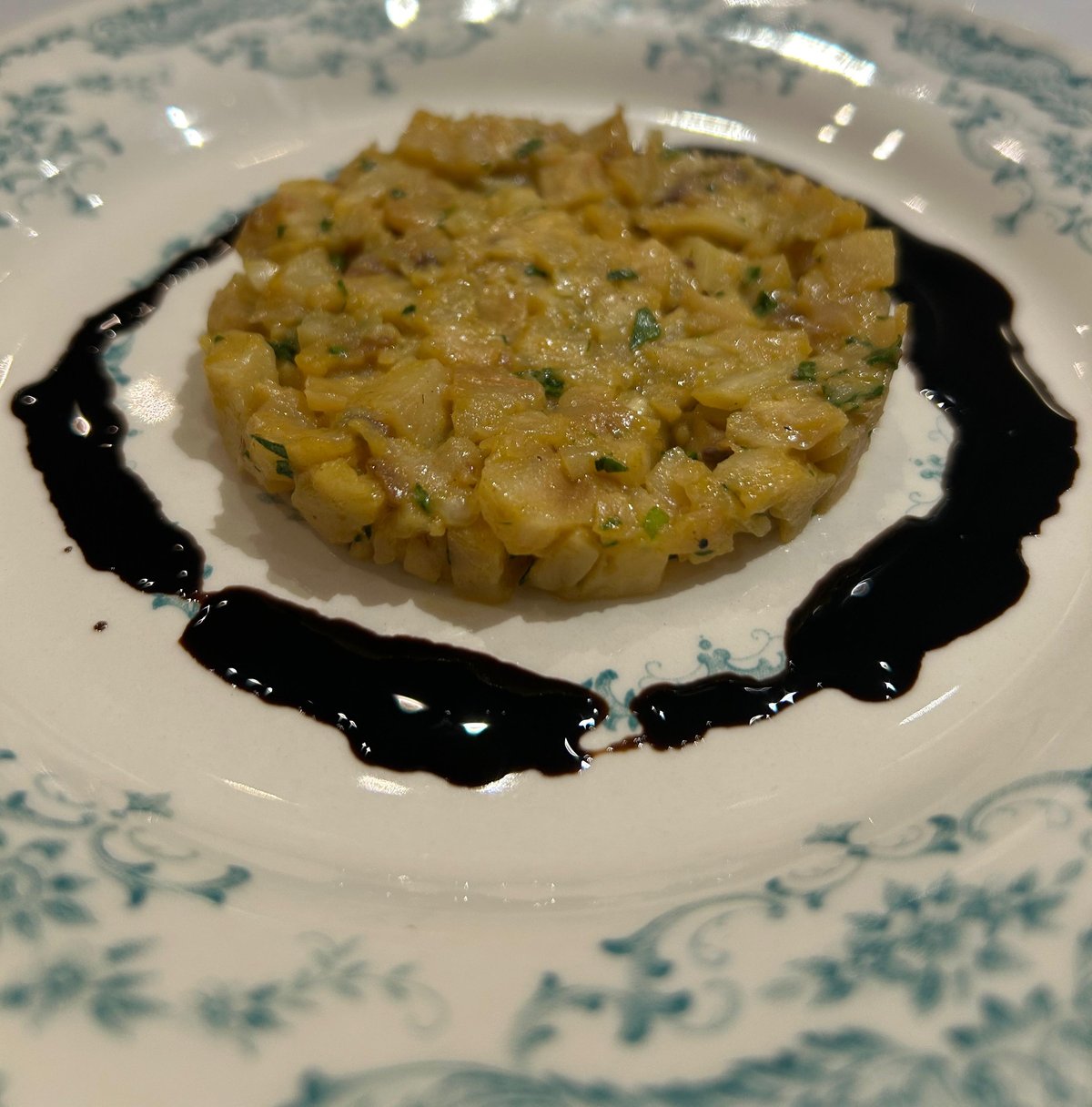 Tartare dorata con erbe fresche e riduzione di aceto balsamico